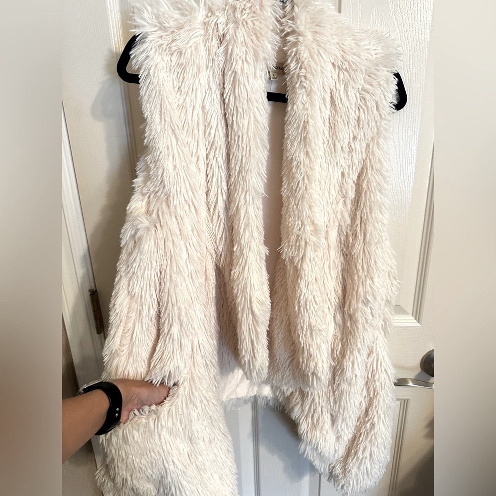 Democracy Sleeveless Draped Faux Fur Open Front Shaggy Waterfall Vest, Cream, M - Picture 5 of 8